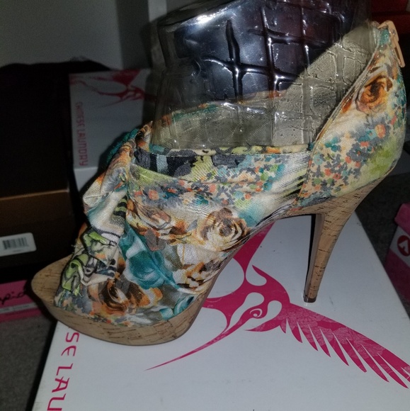 EUC Women's Safari Heels - Picture 3 of 3